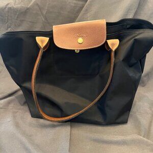 Longchamp Le Pliage Tote Bag blk. Minimalist silhouette iconic fold-flat design